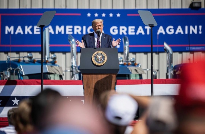 Donald Trump u řečnického pultu