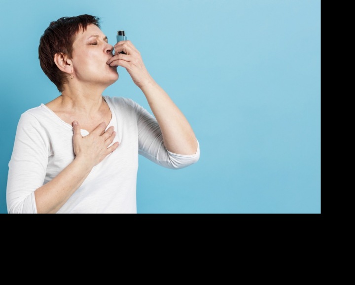 Dospělá žena s dýchacími problémy