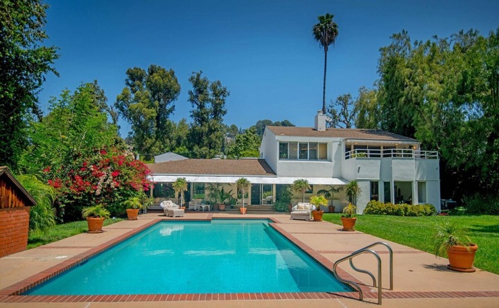 Dům společně s bazénem od Adele