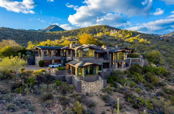 Kamenný dům zvenku. 