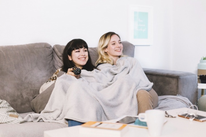 Dvě ženy sledují televizi. 