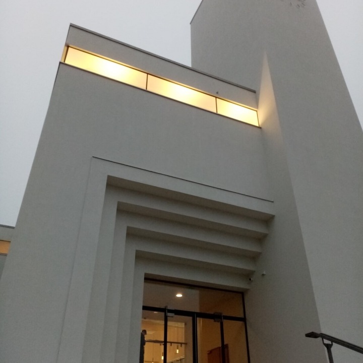 Vstupní dveře do kostela. 