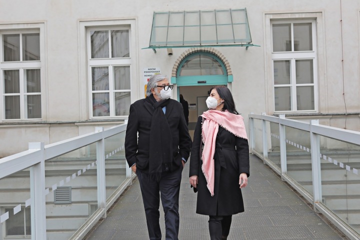 Elena Jakubovič založila nadáciu Naše pľúca a počas covidu predala spolu s Jiřím Bartoškou pľúcny ultrazvuk Všeobecného fakultného nemocničky na Karlovom námestí.