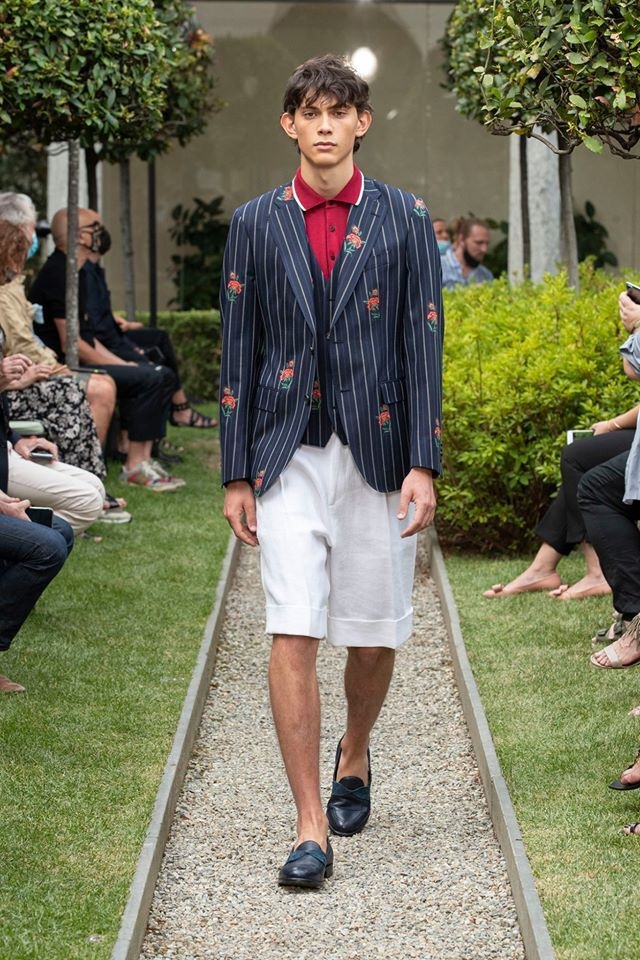 Muž v bílých šortkách a pruhovaném saku Etro