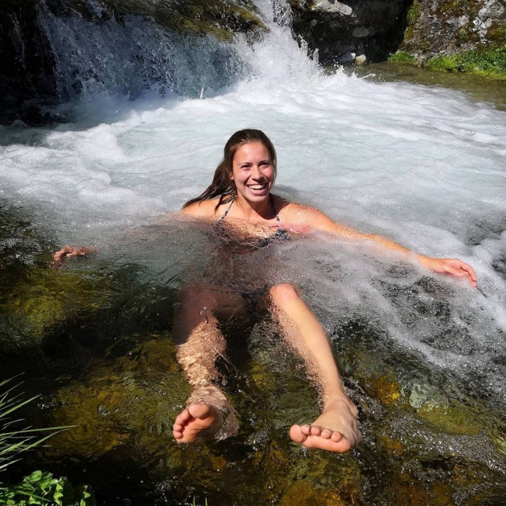 Eva Samková se otužuje v tůňce. 