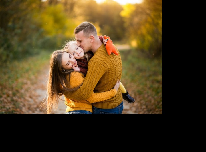 Šťastná objímající se rodina.