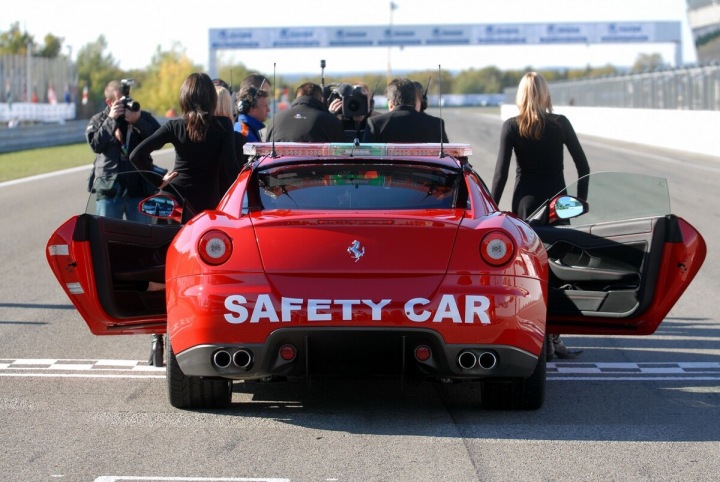 Ferrari na okruhu s krásnými dívkami pod palbou fotografů