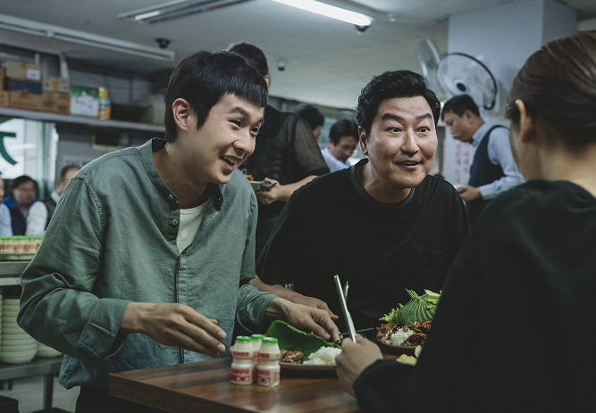 Woo-shik Choi a Kang-ho Song ve filmu Parazit