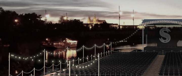 Plovoucí scéna na hladině Vltavy