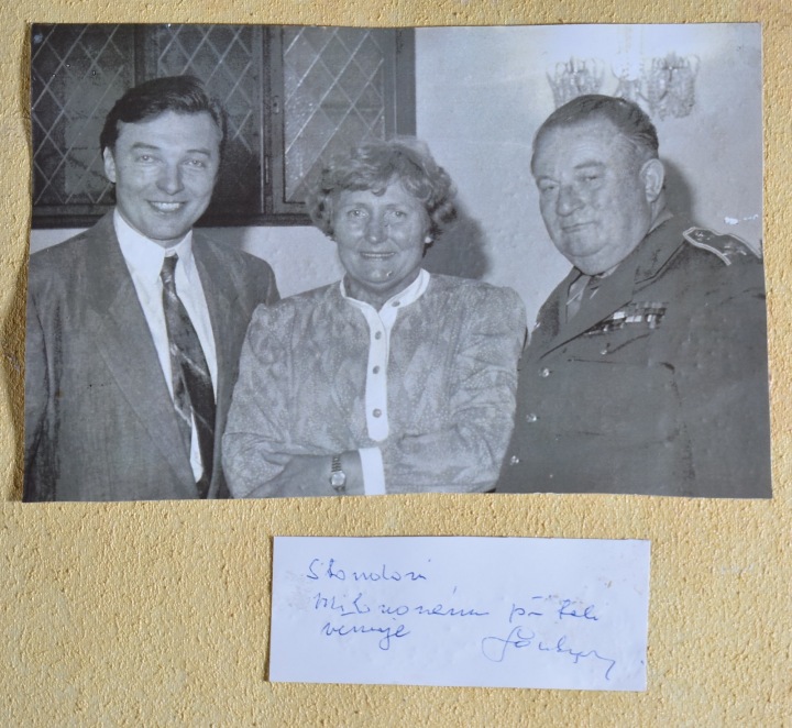 Fotografie na zadním rámu obrazu. 