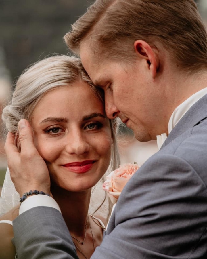 František a Natálka krájí dort.