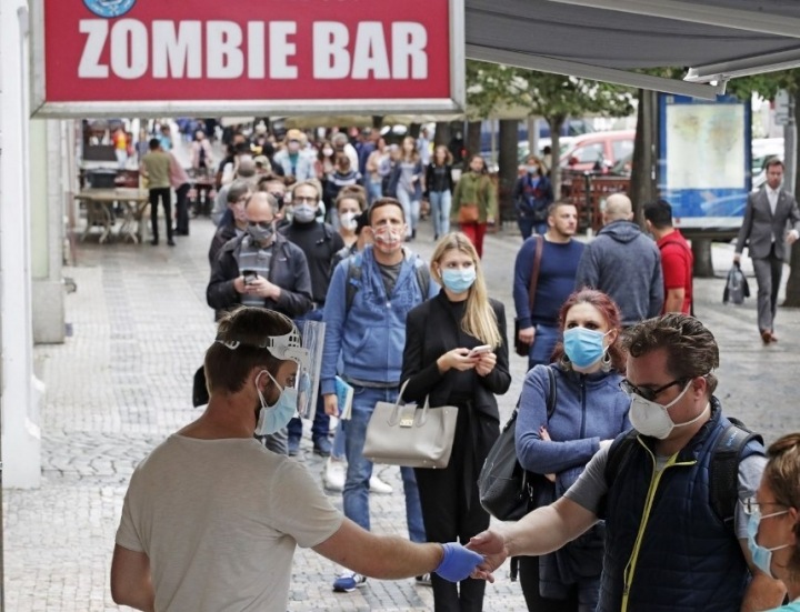 Fronta lidí u odběrového místa na Václavském náměstí.