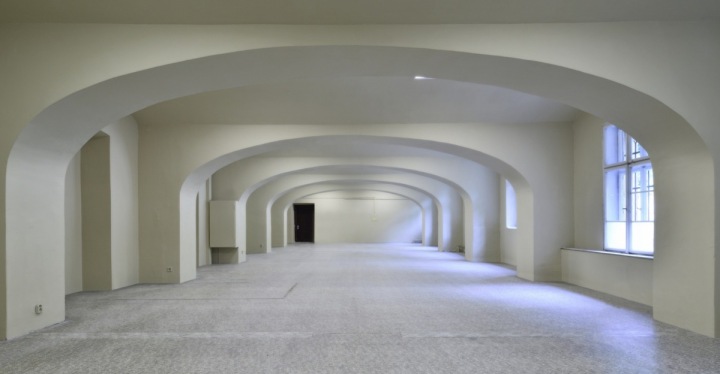 Čistě bílý sál Gabriel Loci