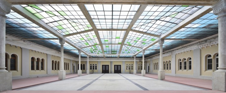 Velký sál s prosklenou střechou