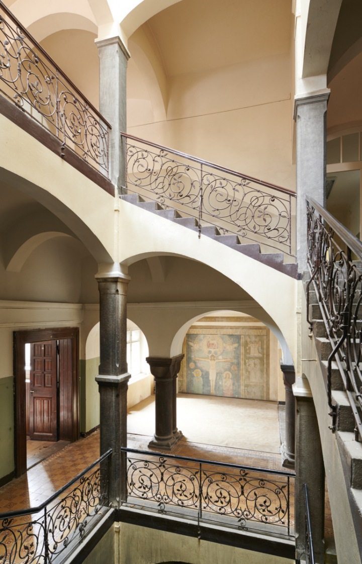 Schodiště se zdobeným kováním