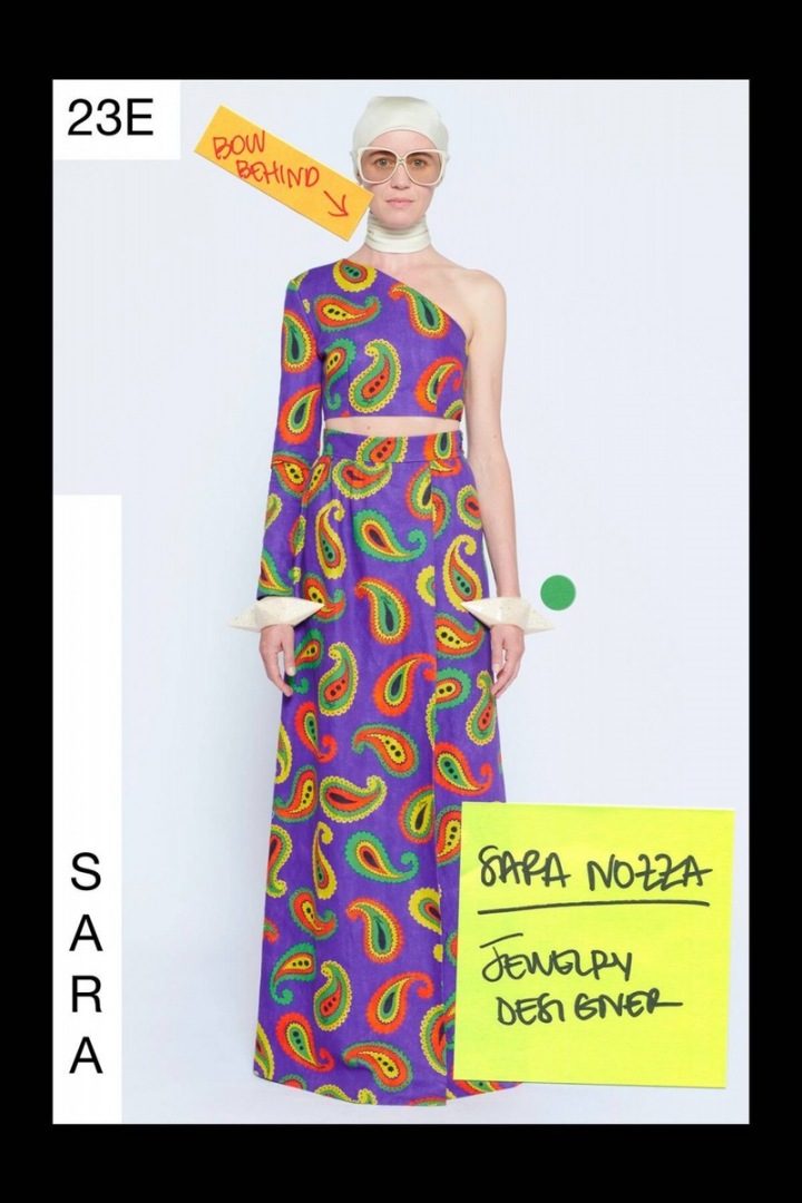 Žena ve fialových šatech Gucci Resort 2021