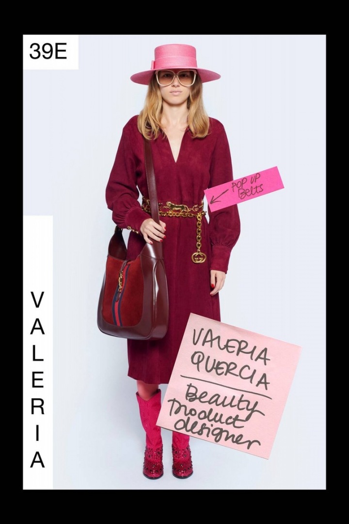 Žena v bordó šatech Gucci Resort 2021