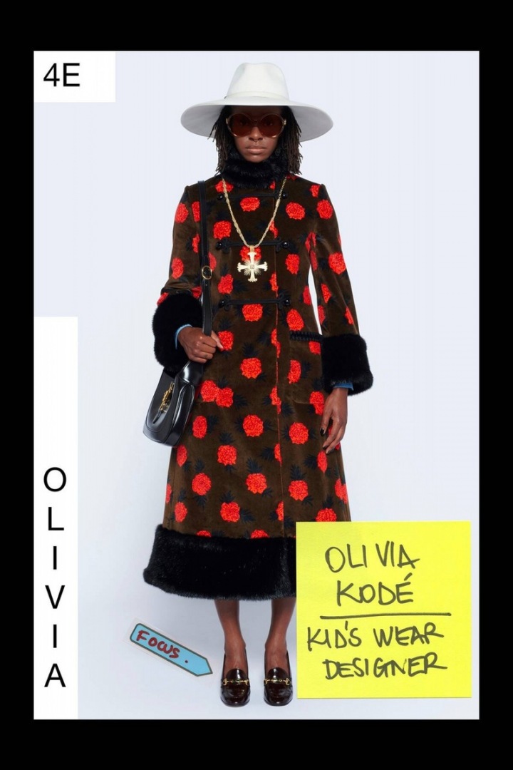 Žena v hnědo-červeném kabátu Gucci Resort 2021