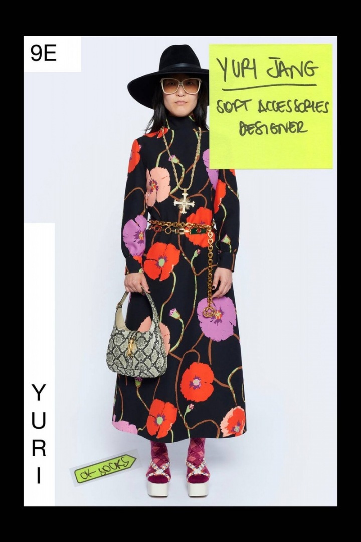 Žena v květinových šatech Gucci Resort 2021