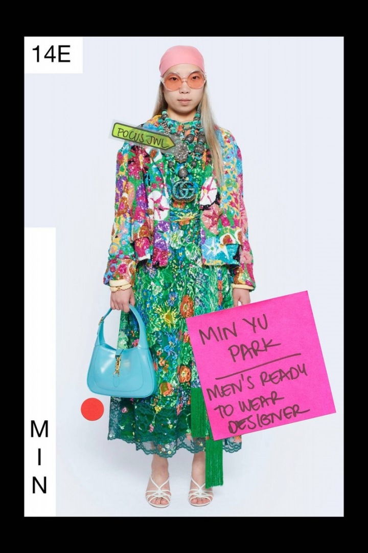 Žena v květinových šatech Gucci Resort 2021