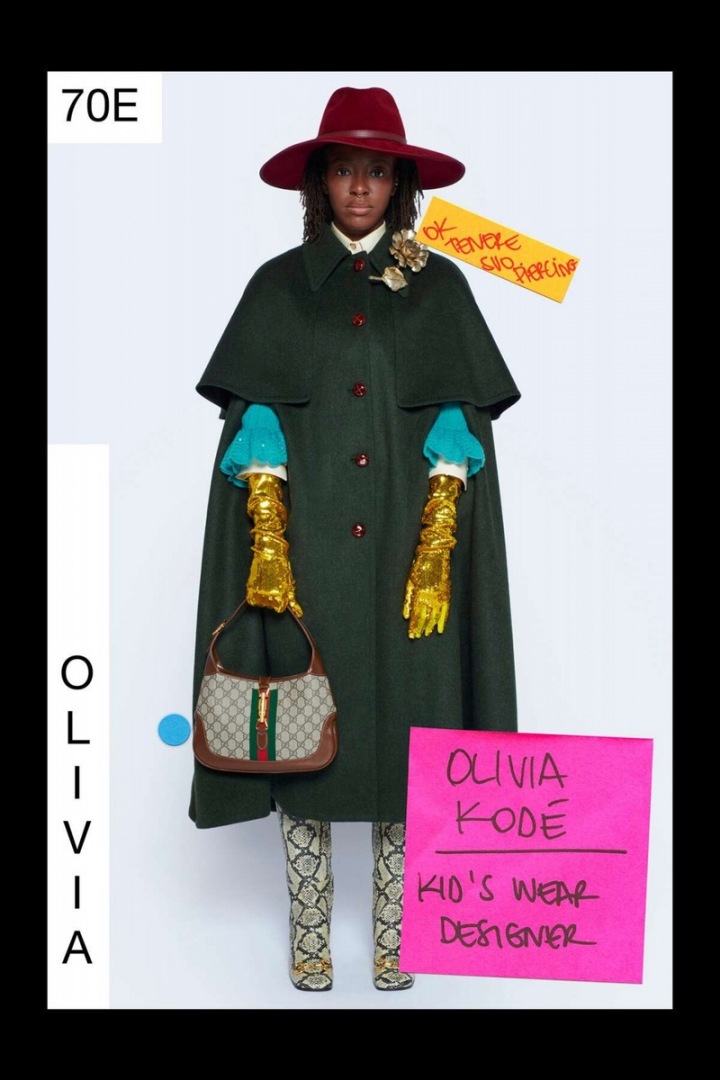 Žena v zeleném kabátu Gucci Resort 2021