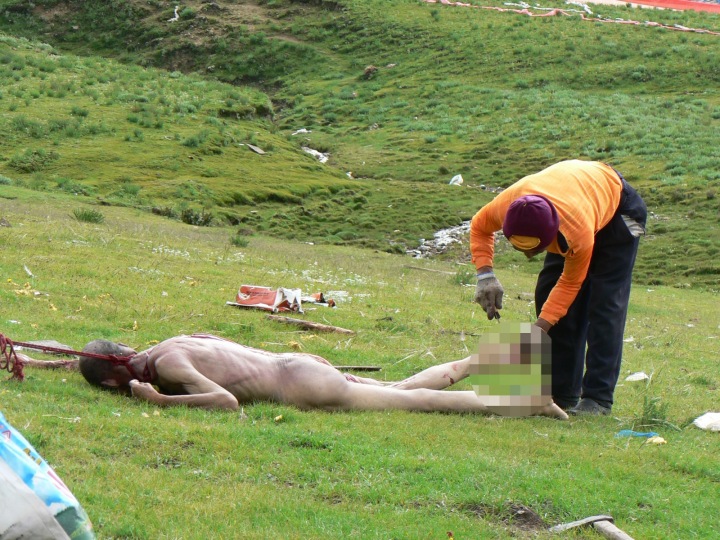 Telo pripravované na pohreb v nebi v Sichuane