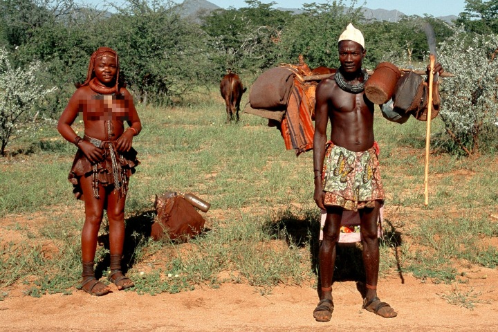 Pastýři kmene Himbů v severozápadní namibijské oblasti Kunene. Žena má na sobě otjize, směs okrové a mléčné barvy, která jí zabarvuje pokožku červeně