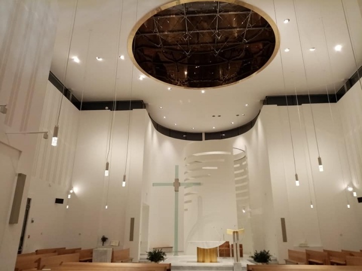 Hlavní sál se světlíkem. 