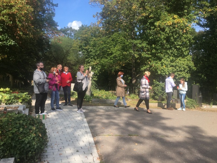 Hlouček lidí na hřbitově.