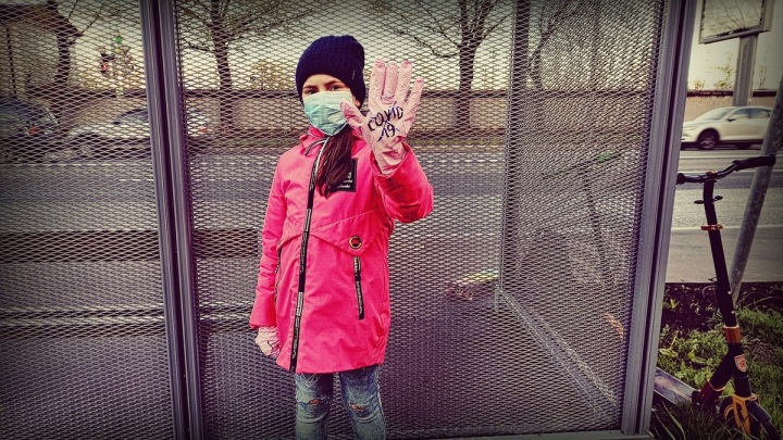 Holčička s rouškou na ústech. 