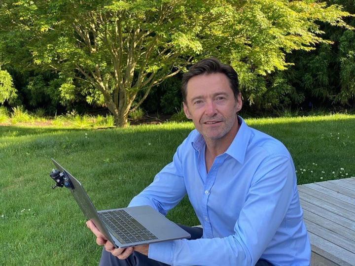 Hugh Jackman v modré košili