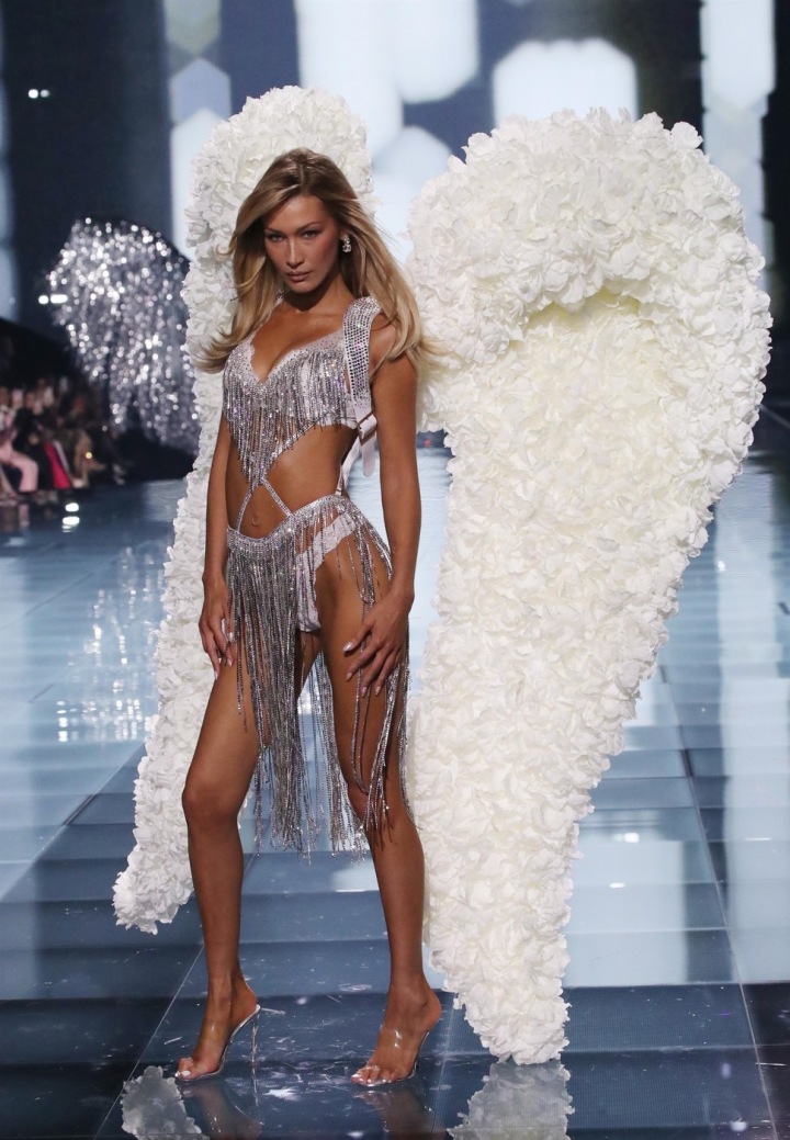 Bella Hadid uzatvára celú prehliadku
