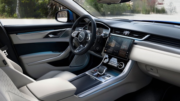Interiér vozu Jaguar XF. 
