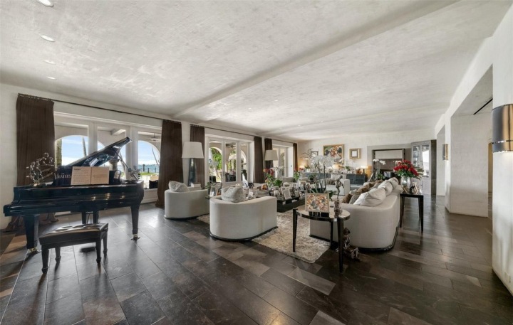 V jednom z pokojů se nachází i křídlový klavír