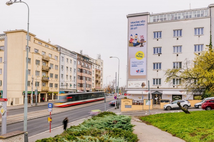 Část Prahy s reklamní plachtou