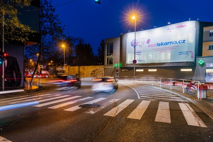 Část Prahy s reklamní plachtou