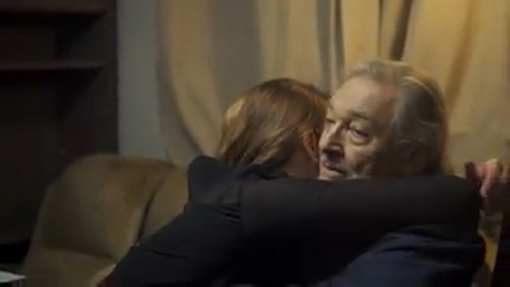 Záběry z filmu: Ivana objímá Karla. 