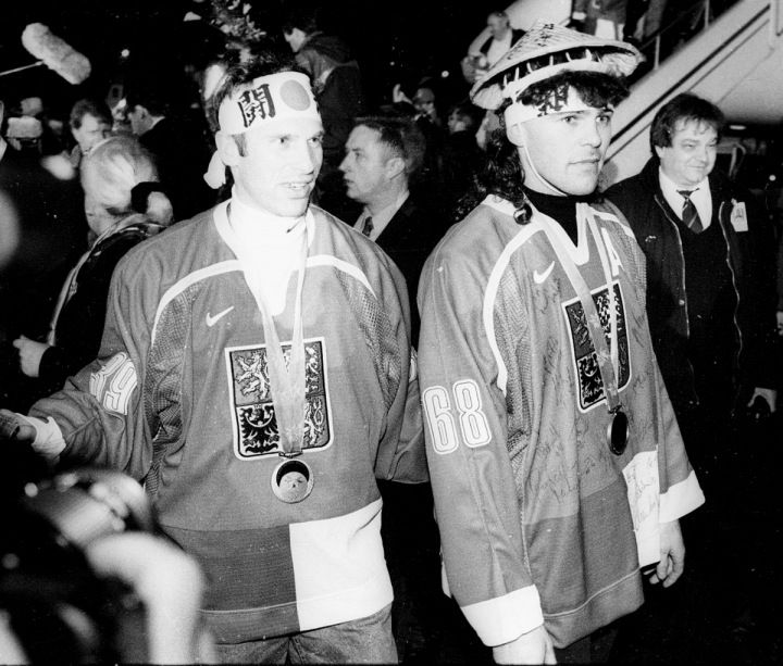 Jágr s Dominikem Haškem po příletu z Nagana.