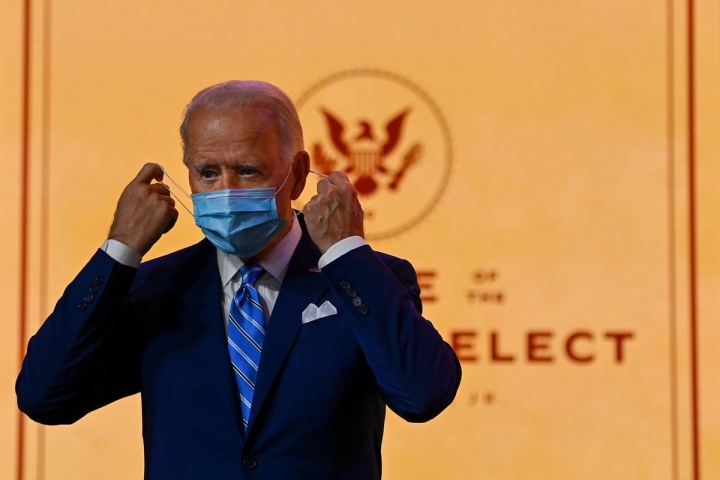 Joe Biden s rouškou.