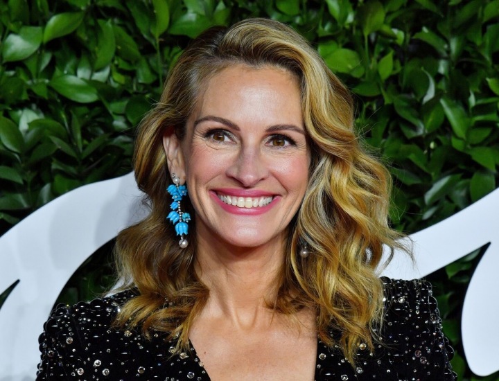 Julia Roberts s modrými náušnicemi