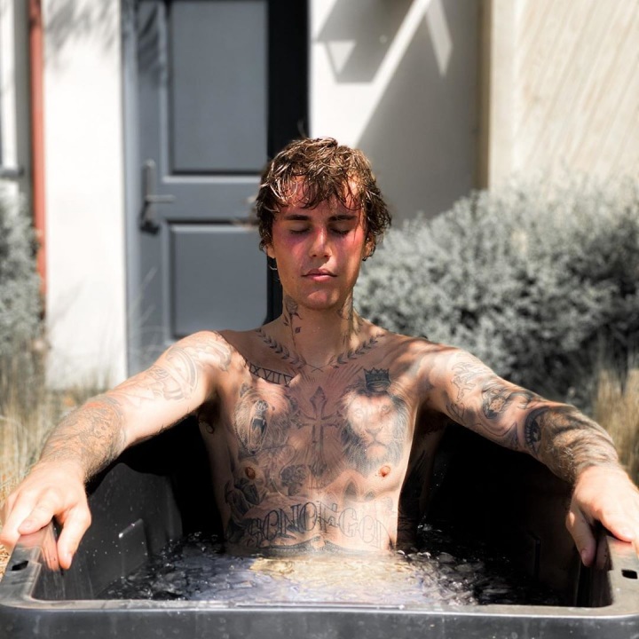 Justin Bieber, polonahý, ležící ve vaně