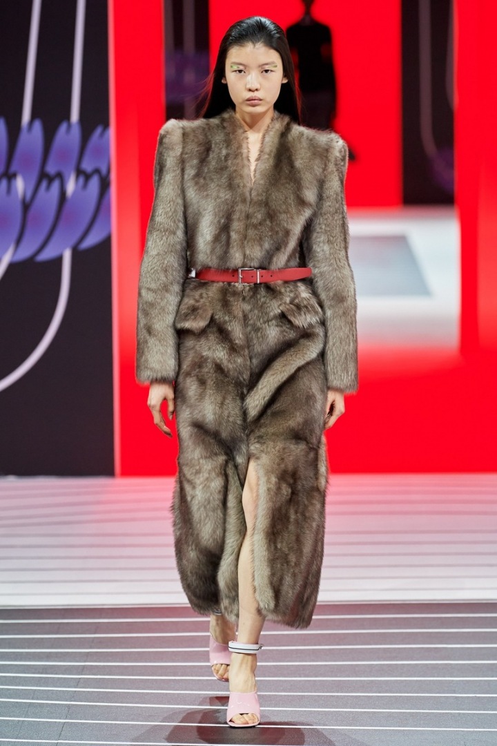 Žena v kabátu Prada