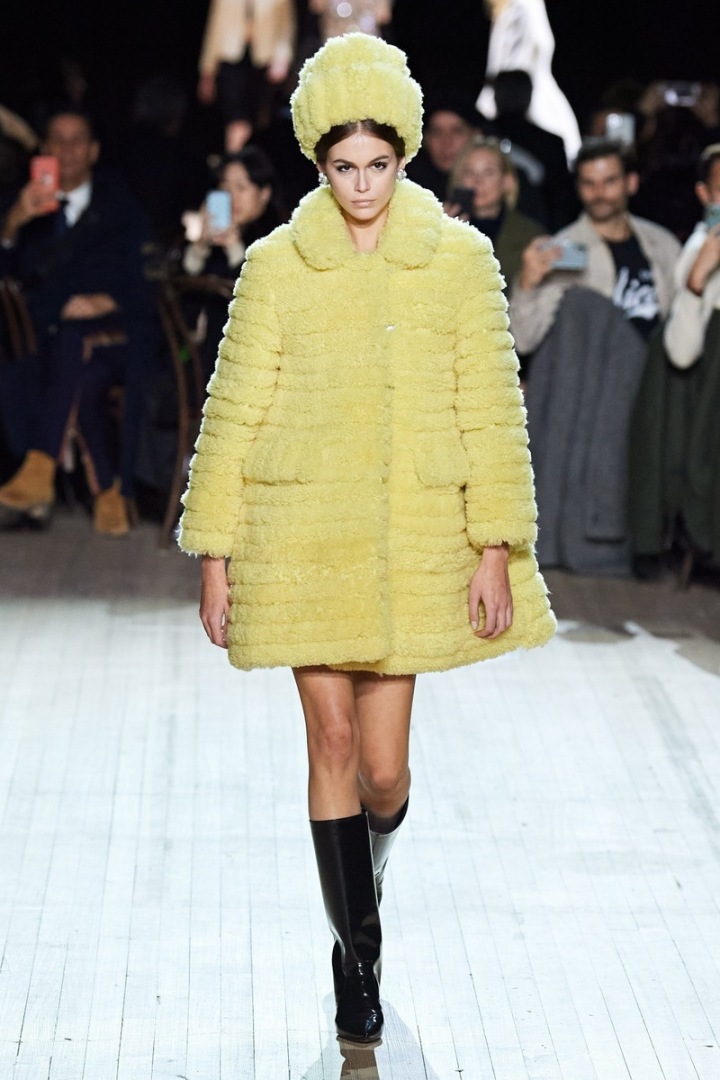 Kaia Gerber ve žlutém modelu Marc Jacobs