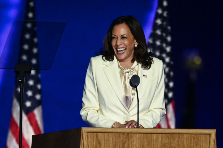 Kamala Harris v bílém kostýmku