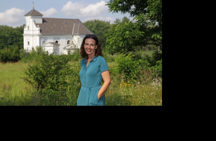 Karin Lednická u kostela