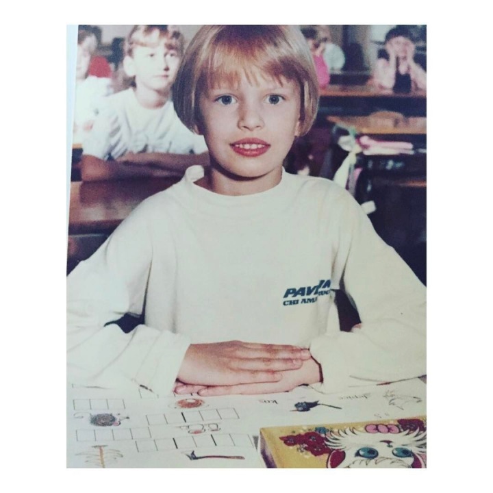 Karolína Kurková ve škole.