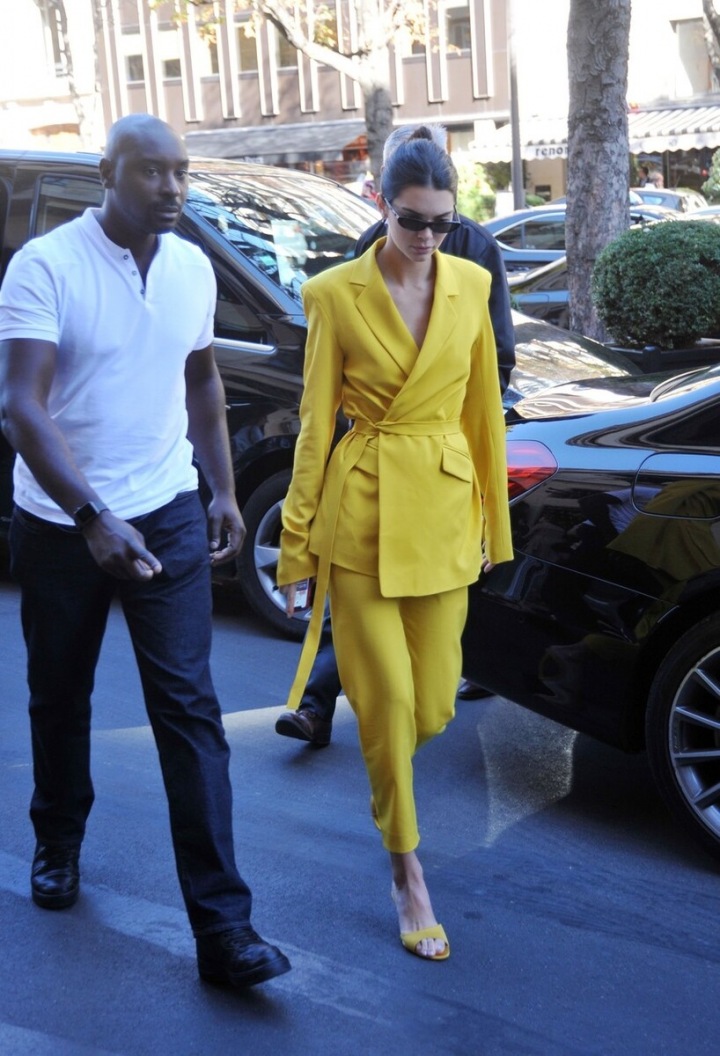 Kendall Jenner ve žlutém obleku