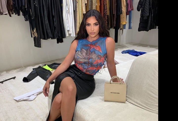 Kim Kardashian sedí na pohovce