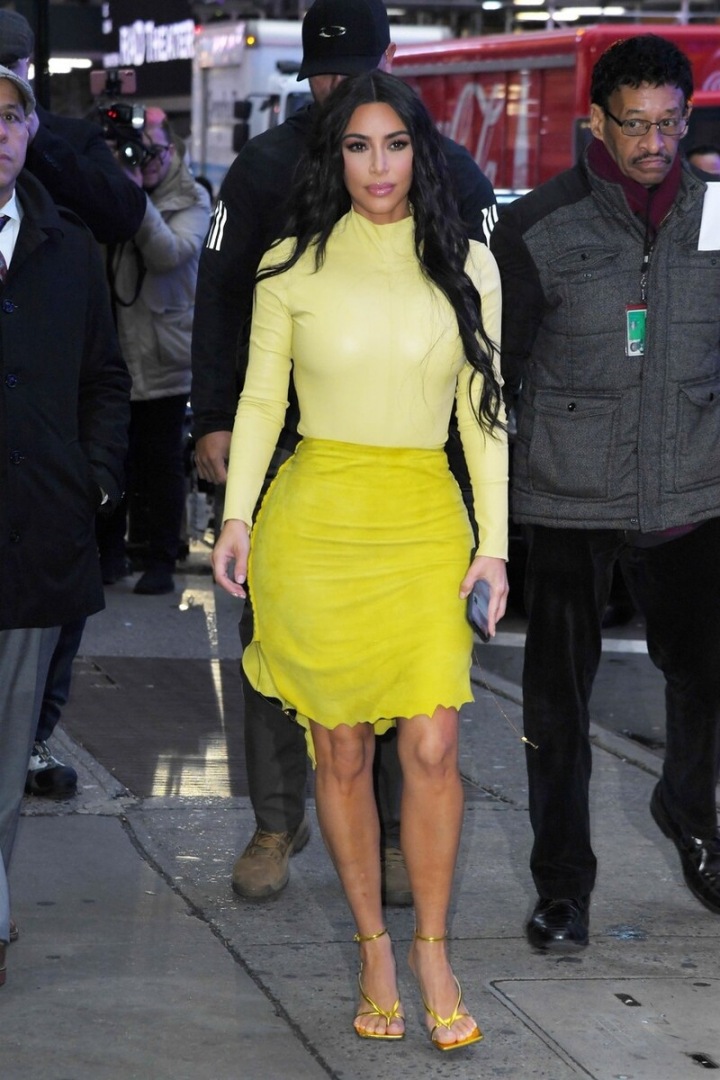 Kim Kardashian ve žlutém outfitu