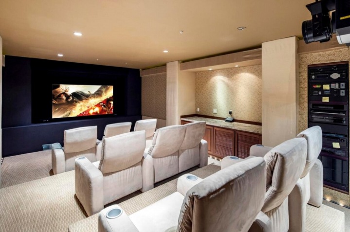 Domácí kino se světlými sedačkami. 